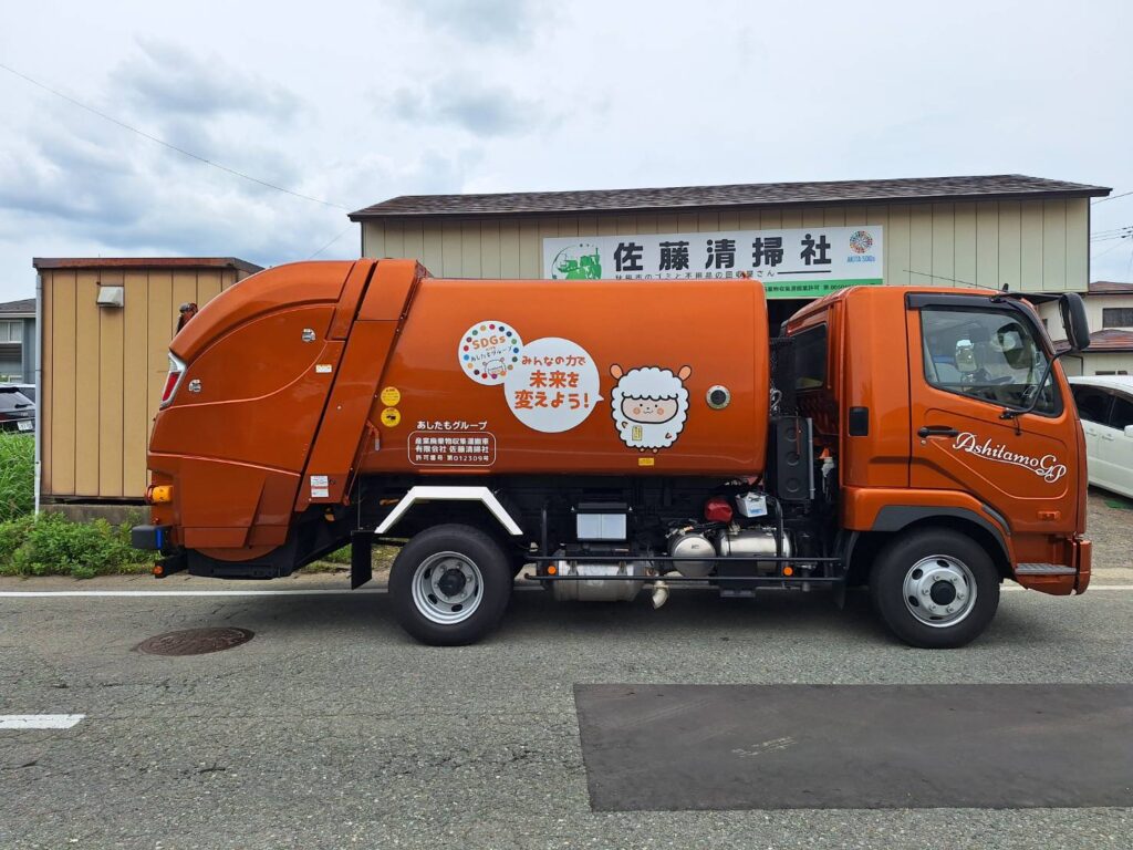 秋田市内で廃棄物回収を行う佐藤清掃社のパッカー車