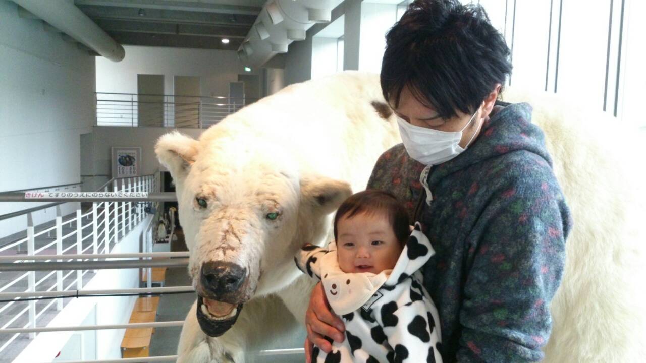 水族館で遊ぶお父さんと娘