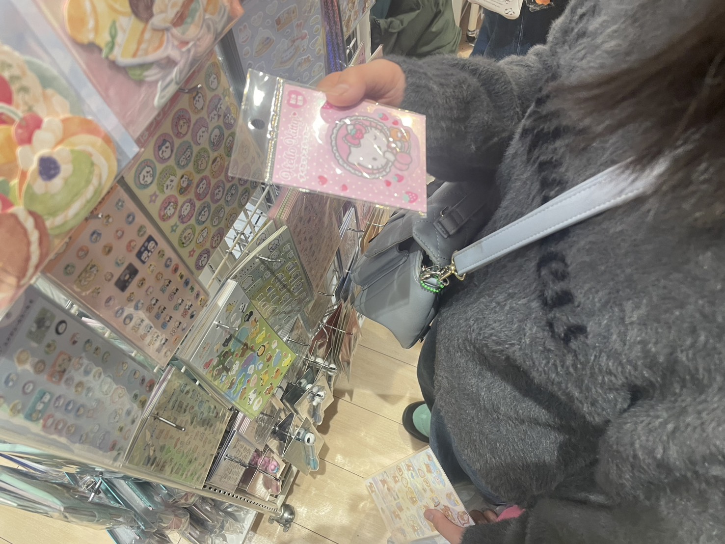 親子で楽しむシール集めと一期一会の時間。ボンボンドロップシールは一番のお気に入り。