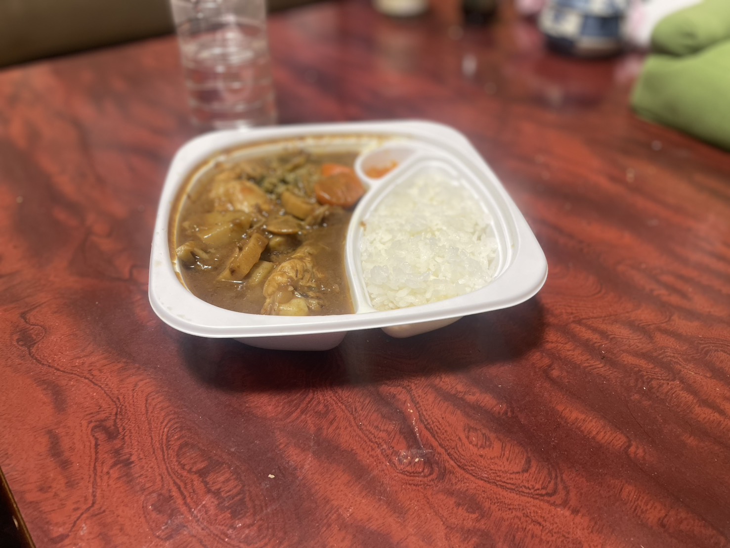 娘と近所のスーパーにいって買ってきたカレーライス