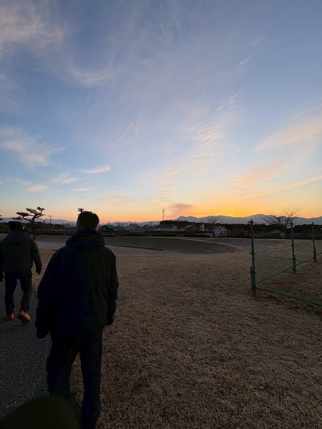 仲間とともに見る日の出