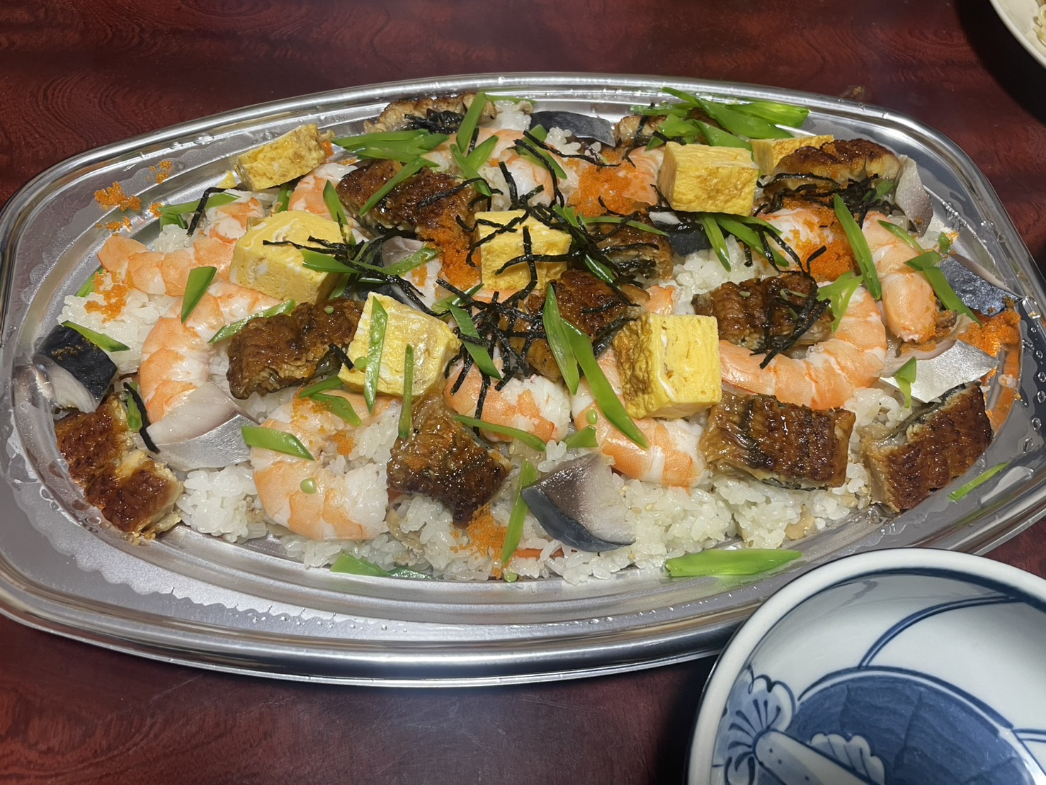 暇祭りに娘と家族と食べるちらし寿司